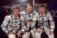 Фотография с дарственной надписью от российских космонавтов
