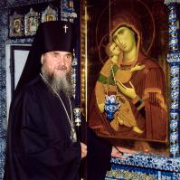 Архиепископ Можайский Григорий у иконостаса храма  бл.Ксении